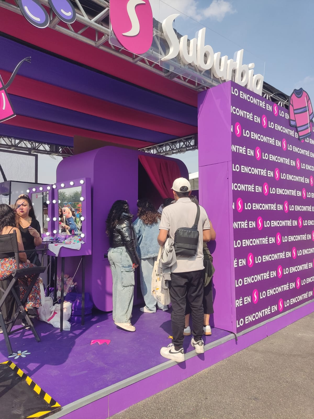 Invitados participando en experiencia de marca