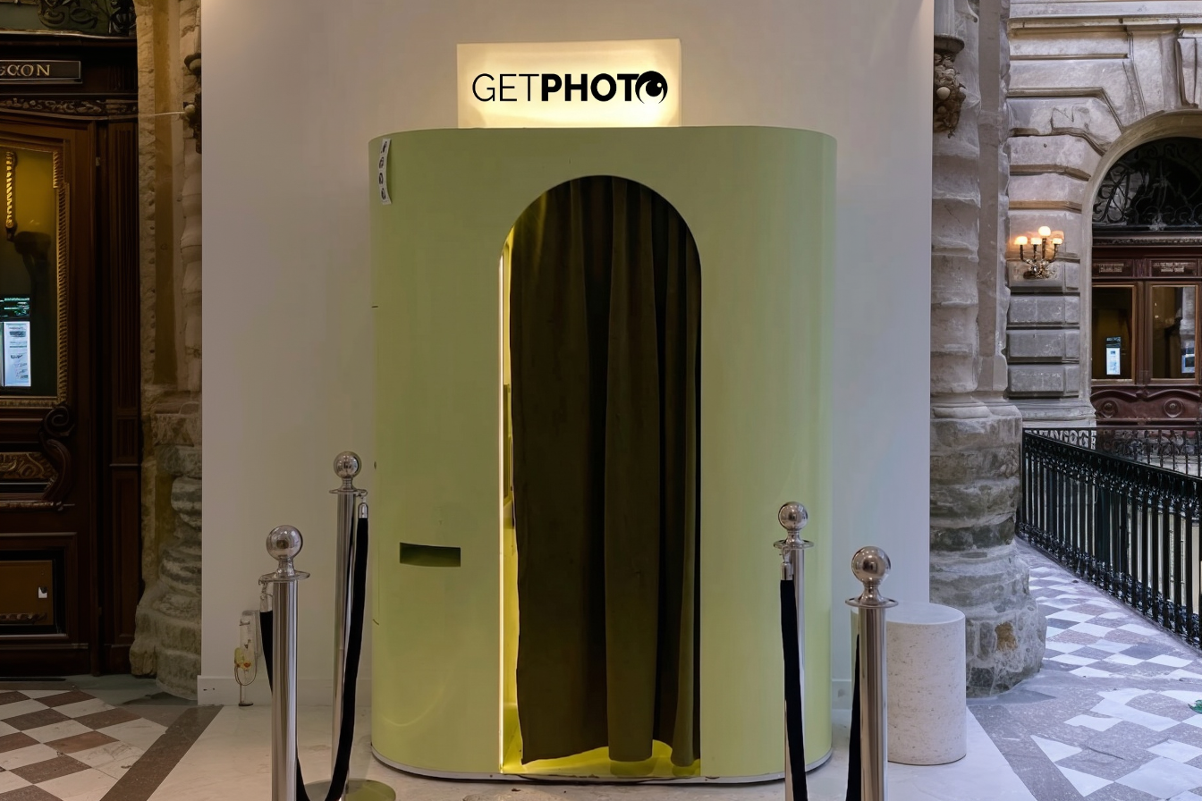 Cabina cerrada con branding de evento