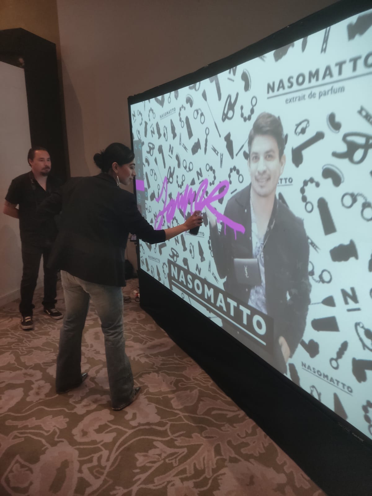 Invitados participando en experiencia de marca
