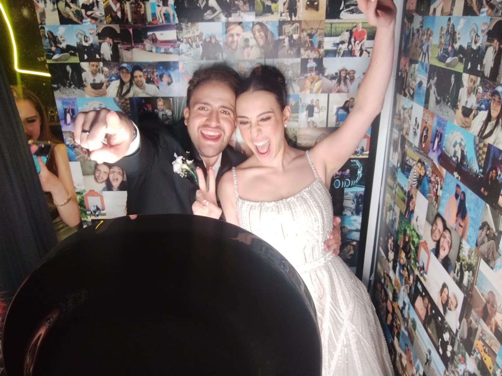 Invitados usando Photo Booth GET PHOTO