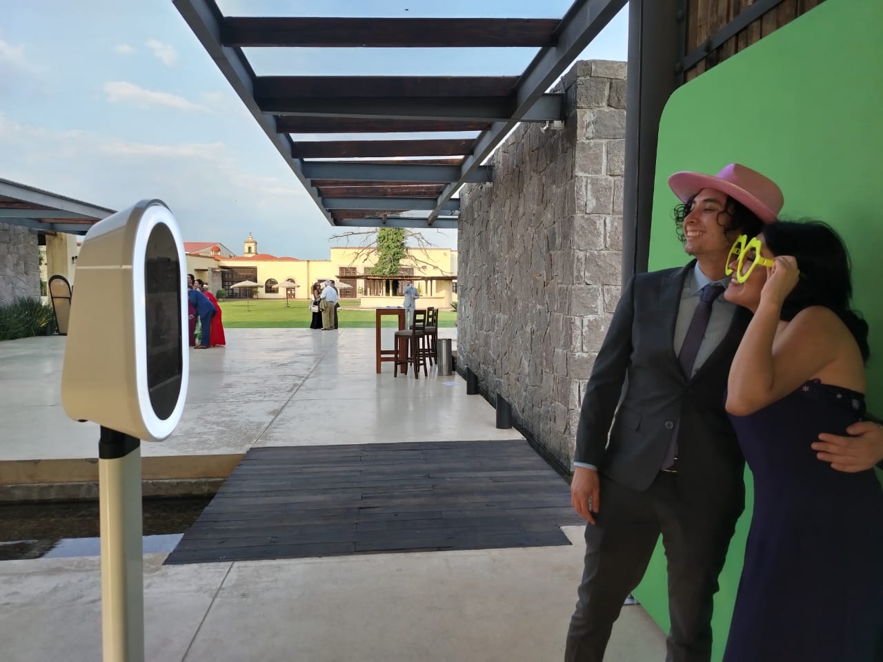 Invitados disfrutando una experiencia de photo booth