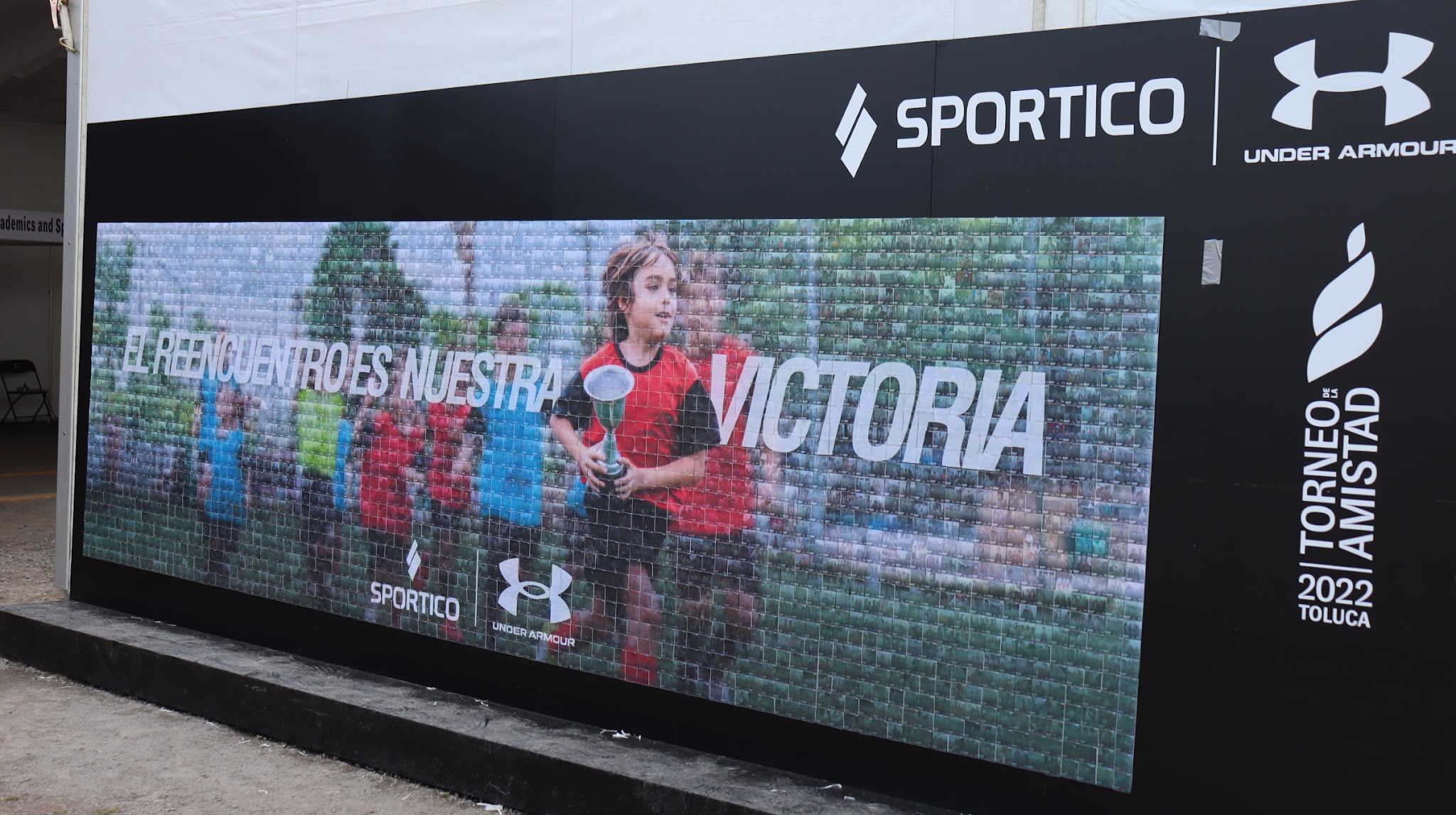 Invitados participando en experiencia de marca